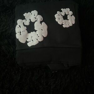 Denim tear Black&White. Chic Black Top with White Floral Accents